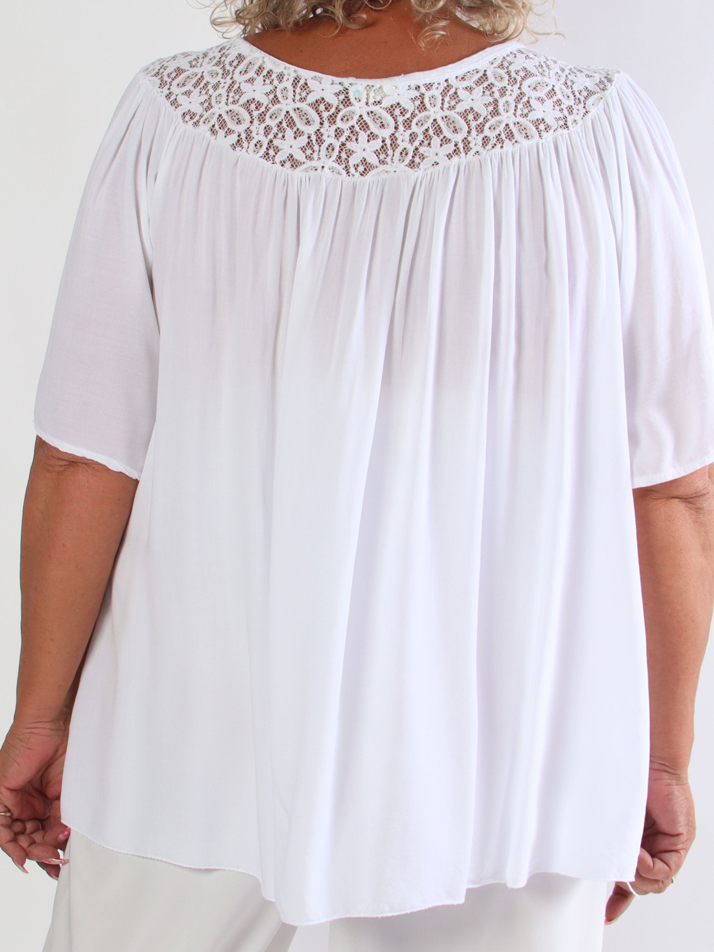 Batilda - Feminin plus size tunika i viskose med blondedetaljer